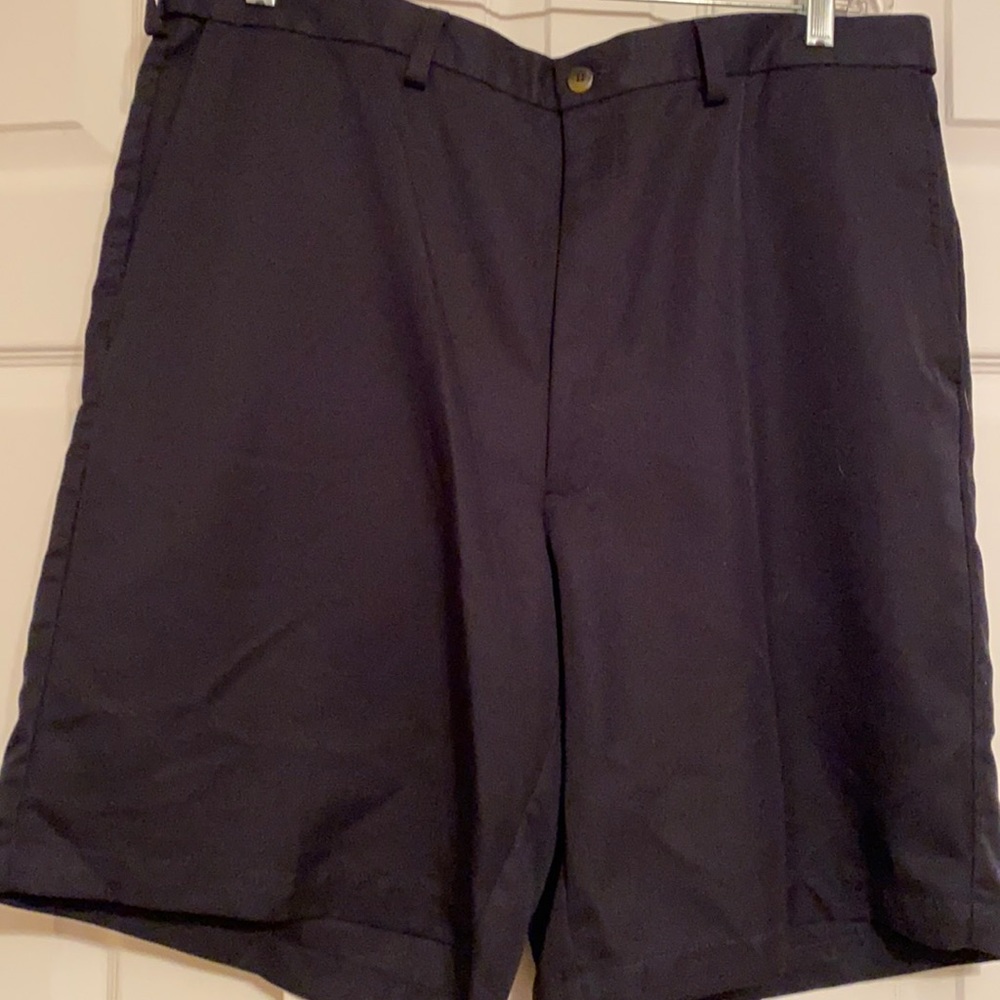 Men’s flat- front shorts in navy. Size 38.